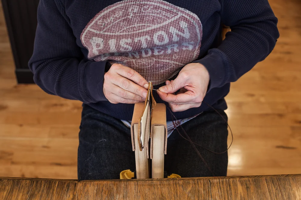 Saddle stitching in a stitching pony